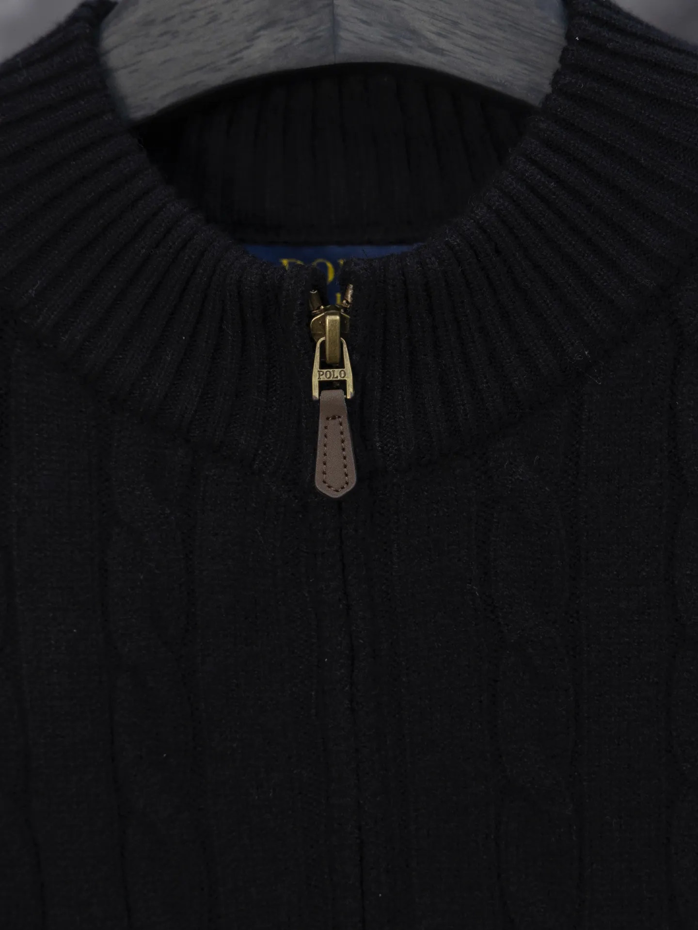 P230 Model No. J0132 Ralph Lauren classic pony embroidered stand-collar knitted sweater. Made of 400 cotton gauze fabric with clear lines. Original order customization 1:1 smooth and delicate lines. Better hand feel. Not easy to deform, not easy to shrink, not easy to fade. Maintains long-lasting beauty. Color Gray Black Size S-XL